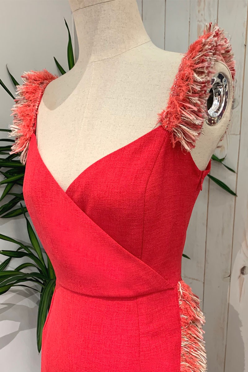 vestido rojo fresa de crep rustico con flecos en la falda y en los tirantes de apparentia para invitadas boda