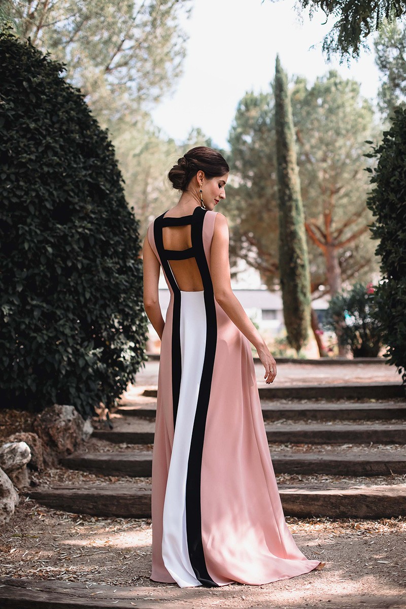 sandra majada invitada perfecta con vestido tricolor rosa blanco negro con tiras en espalda y abertura en falda de apparentia
