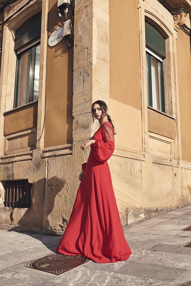 Vestido rojo largo con encaje y pedreria para invitadas otoño invierno 2019