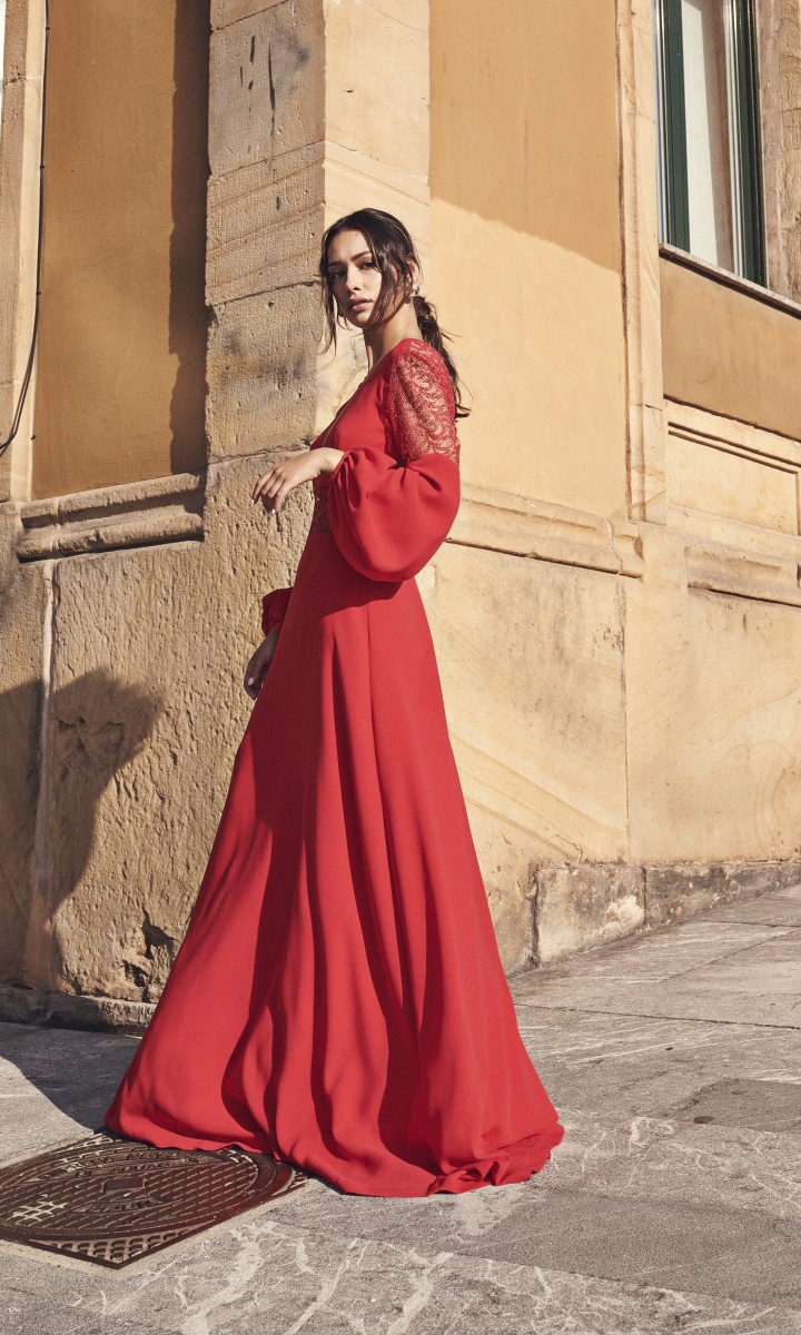 invitada vestido largo rojo con pedrería