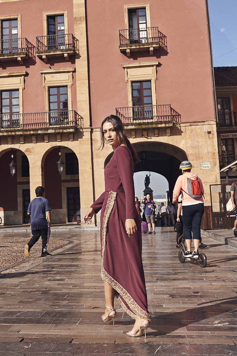 Vestido de fiesta midi burdeos con pasamaneria de apparentia