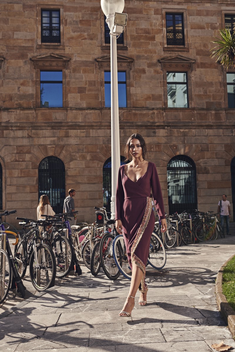 Vestido de fiesta burdeos con falda midi cruzada con pasamaneria