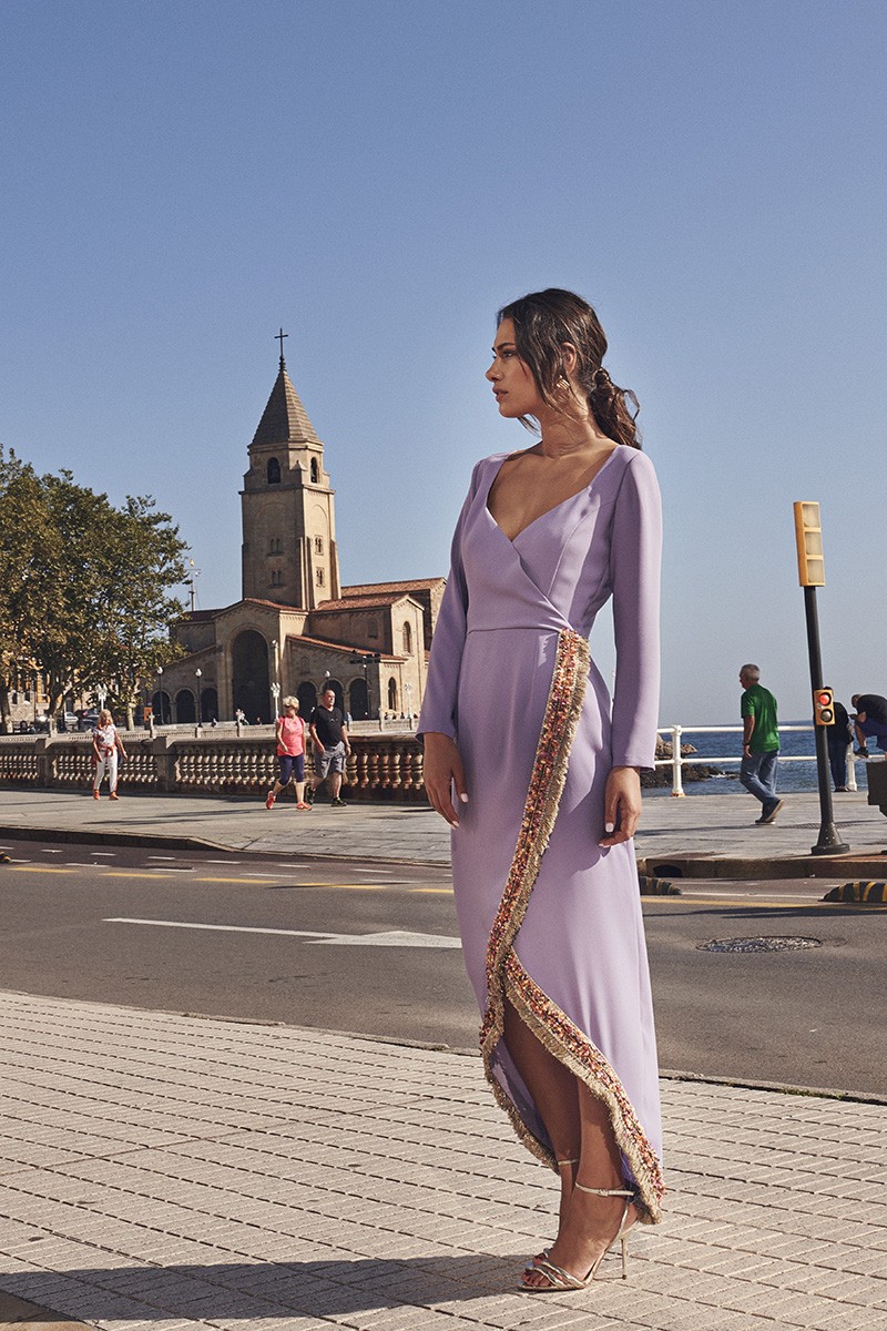 Vestido de boda midi lila con pasamaneria y falda cruzada