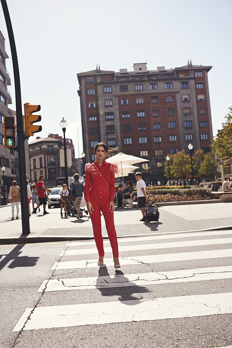 Mono rojo camisero con hombrera de plumas y cadena dorada  para invitada boda otoño invierno, fiesta, evento