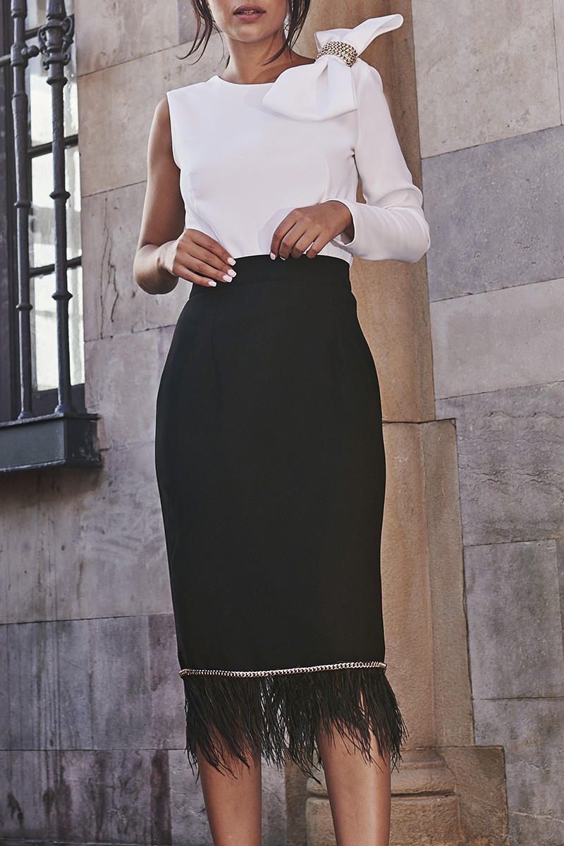 Falda de fiesta negra midi con plumas y cadena dorada