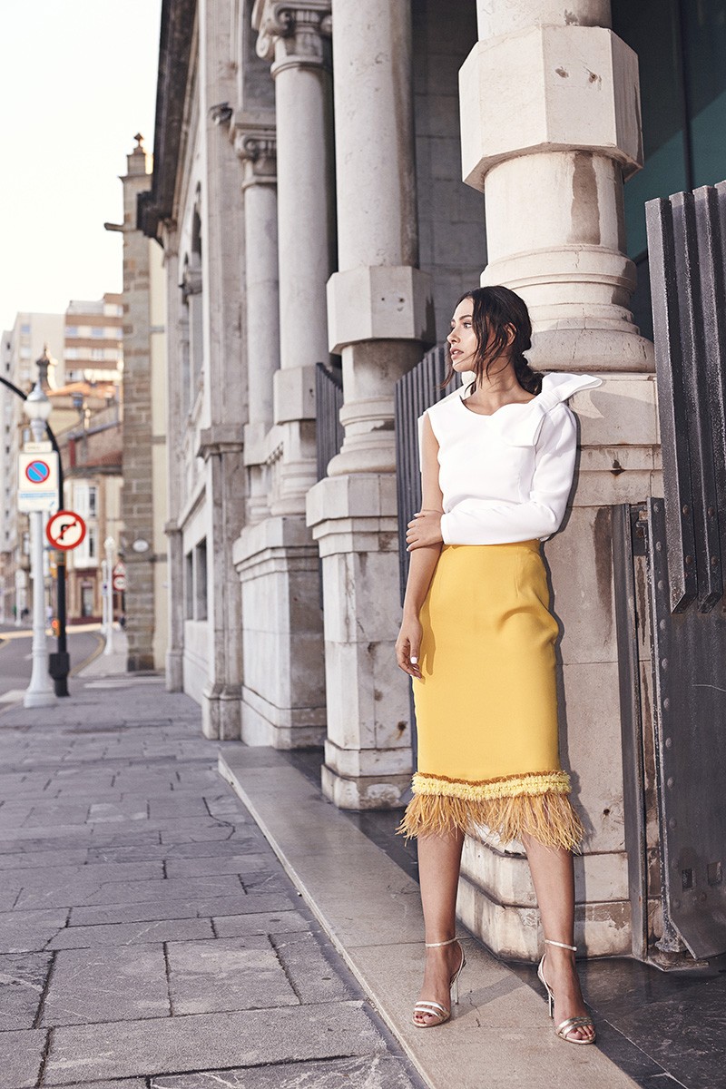 Top de fiesta blanco con lazo en el hombro y mangas asimetricas