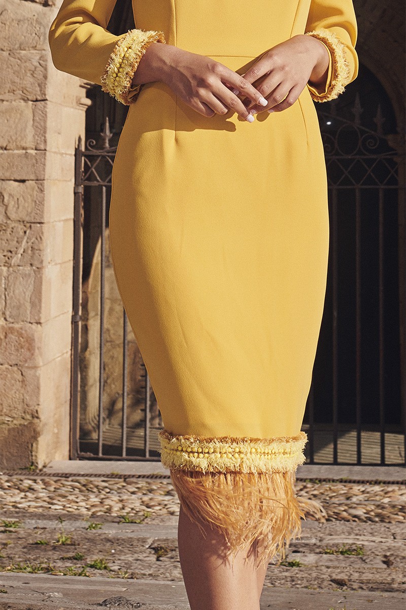 vestido corto de fiesta mostaza con pedreria y plumas para invitadas boda fiesta coctel detalle pasamaneria