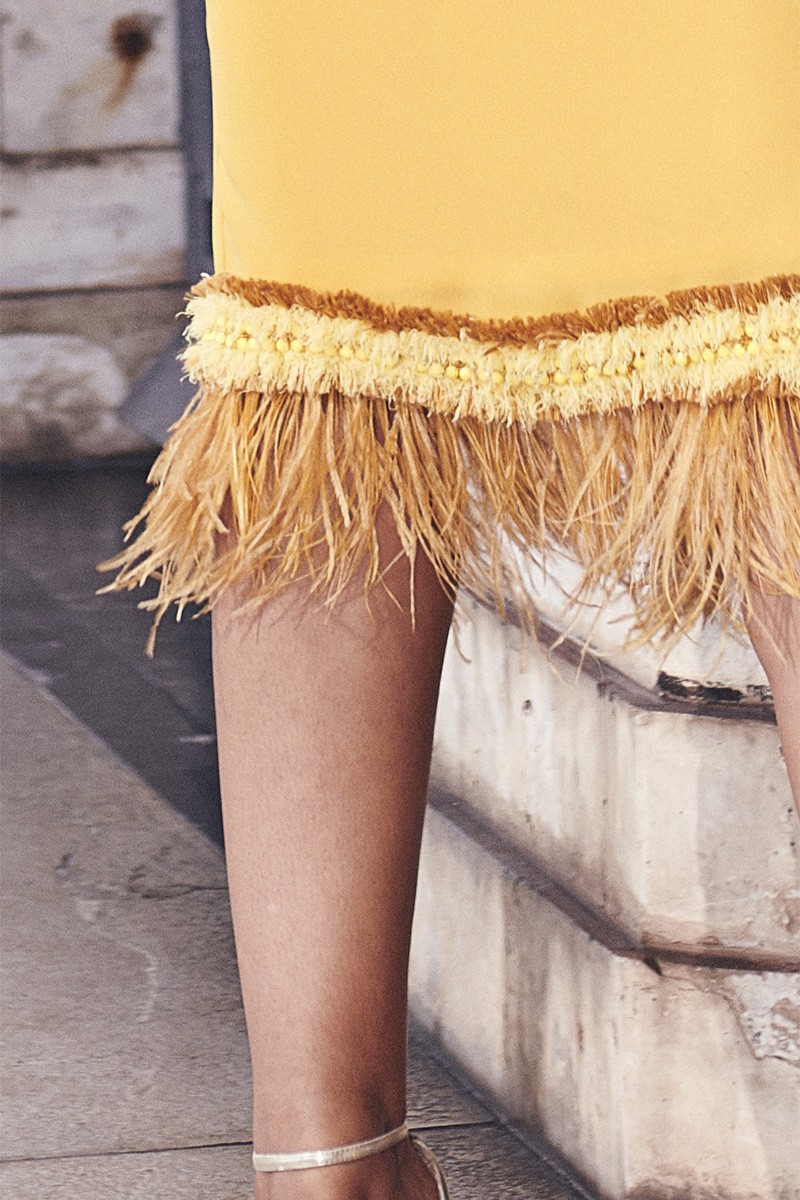 vestido de fiesta corto de color mostaza con pedreria y plumas para invitadas boda fiesta coctel