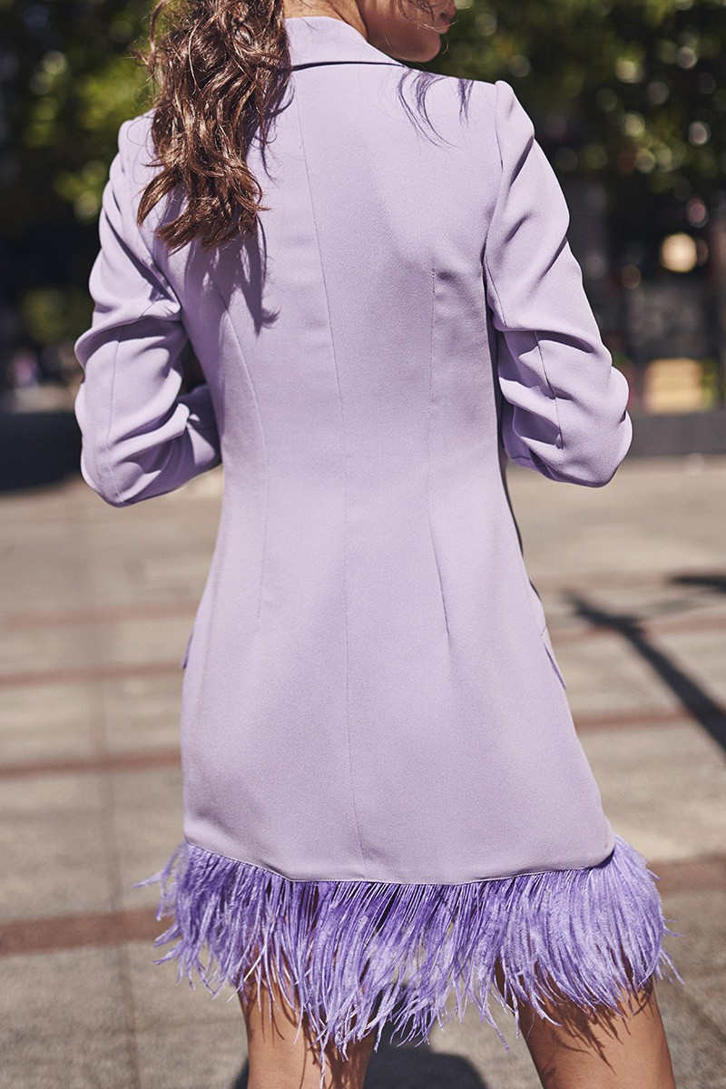 Vestido de fiesta corto blazer con plumas de avestruz en color lila y botones dorados para invitadas boda otoño invierno