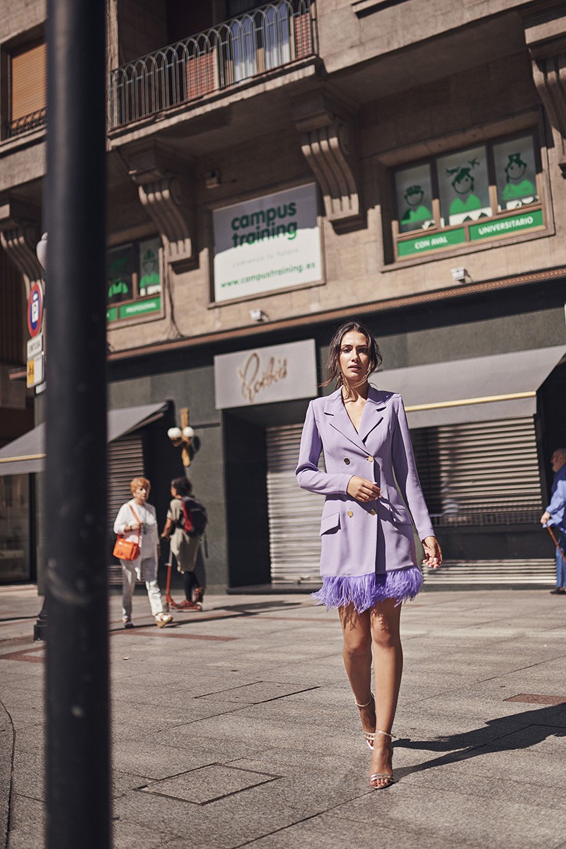vestido corto esmoquin lila con plumas para ir de fiesta coctel boda