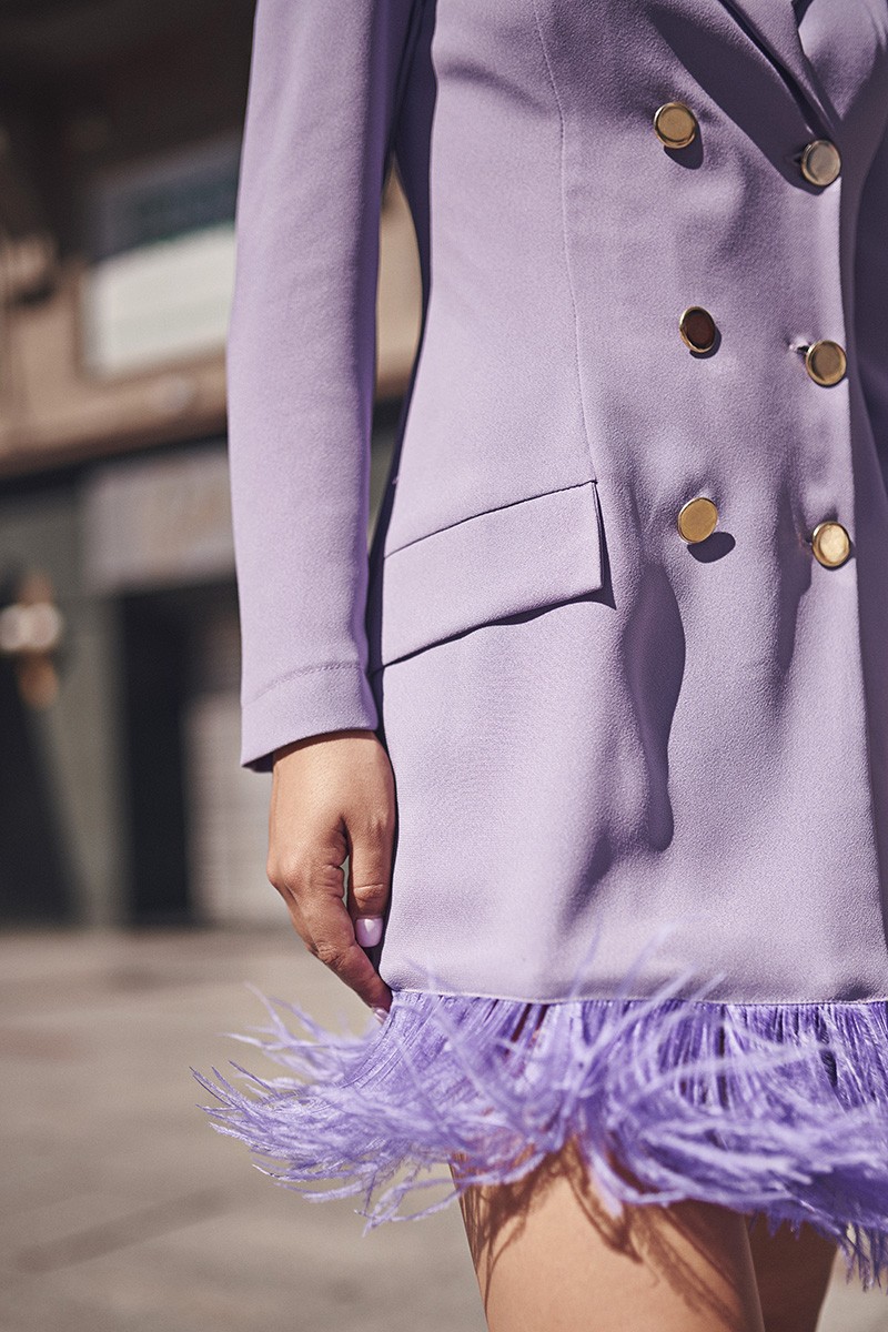 vestido corto esmoquin lila con plumas de avestruz 