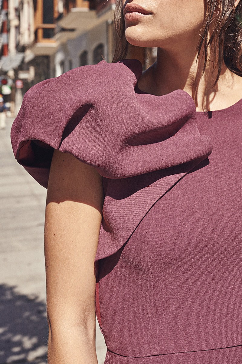 vestido corto de fiesta burdeos con plumas de avestruz en tono rosa