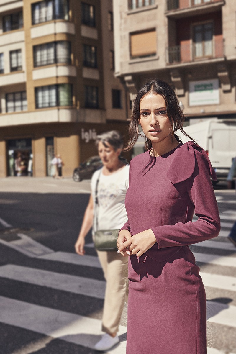 Vestido corto de fiesta confeccionado en crepe burdeos con lazo en el hombro y cinturon de lazo y cadena dorada  para invitada boda 