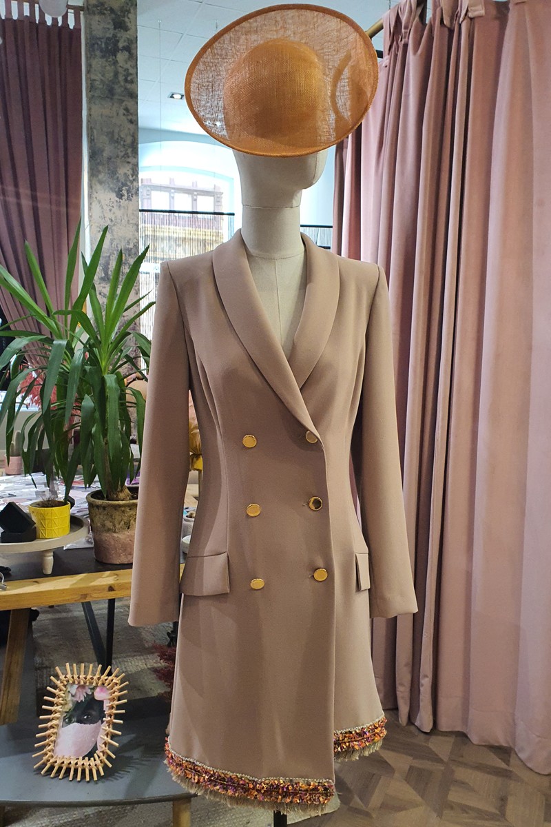 comprar Vestido esmoquin camel asimetrico con pasamaneria para invitadas boda fiesta coctel