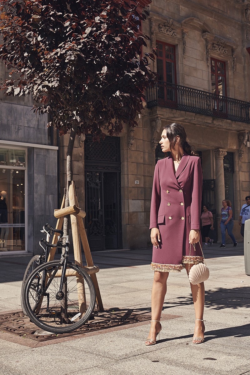 Vestido esmoquin burdeos asimetrico con pasamaneria y botones dorados para invitadas boda otoño invierno, fiesta