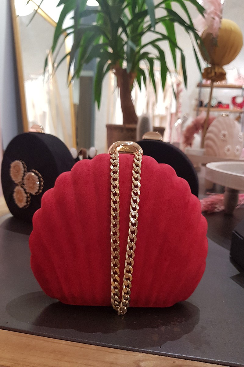 bolso ante rojo concha con cadena dorada para invitadas  boda invierno, fiesta, navidad, nochevieja online