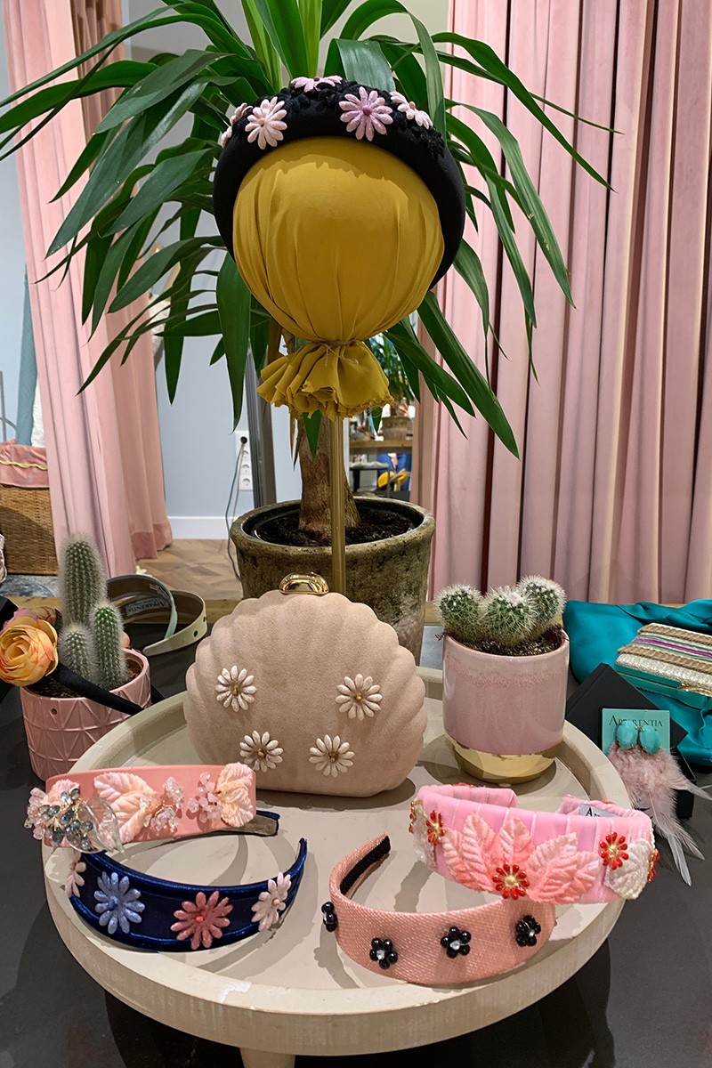 bolso de fiesta en ante beige con flores de terciopelo para invitadas a boda evento comprar online