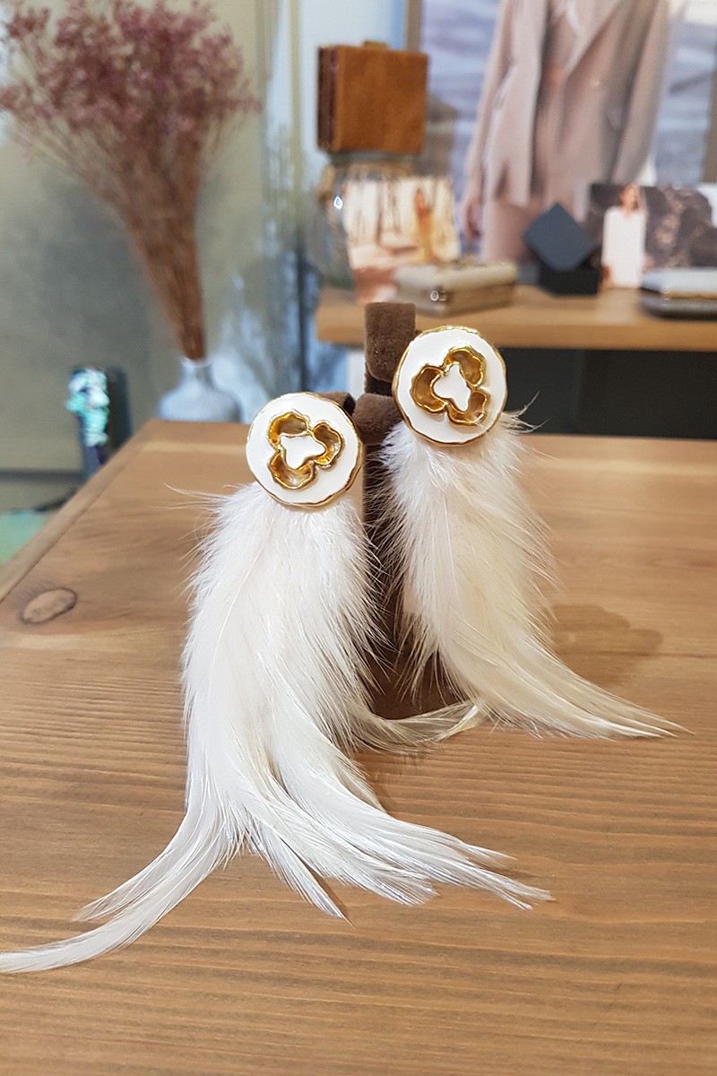Pendientes con preciosa aplicación con diseño redondeado en tonos dorado y blanco, adornado con plumas de gallo en color blanco para fiesta