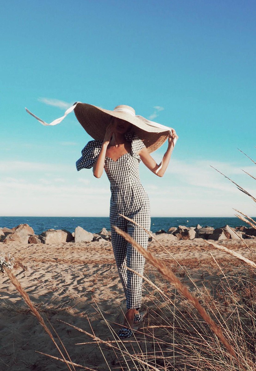 bridalada con mono de fiesta en cuadro vichy blanco y negro con manga volumen y escote corazon para salir en primavera/verano, invitada a boda informal, bautizo, comunion