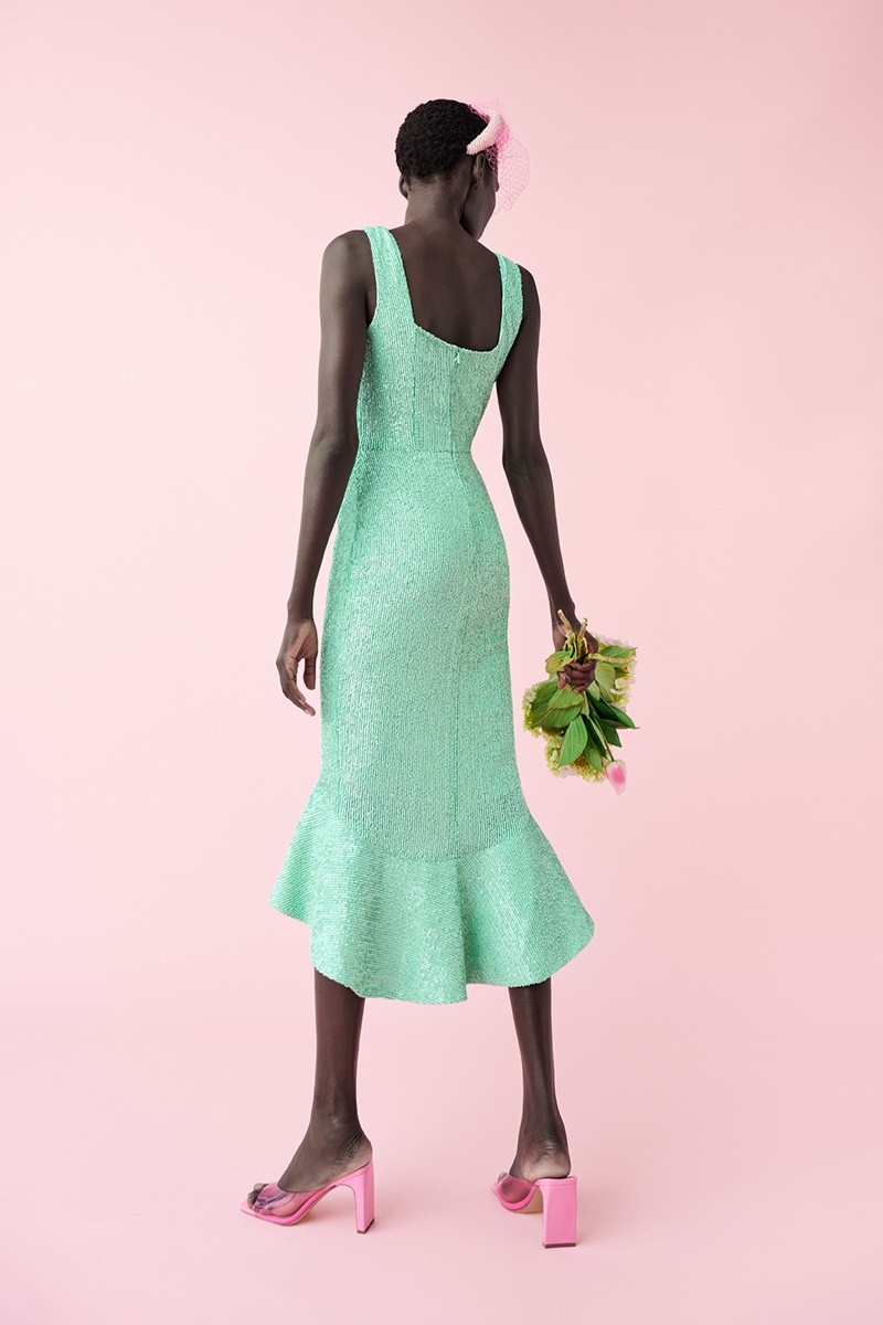 vestido corto de fiesta de lentejuelas aguamarina con escote corazon y volante en bajo para invitadas 
