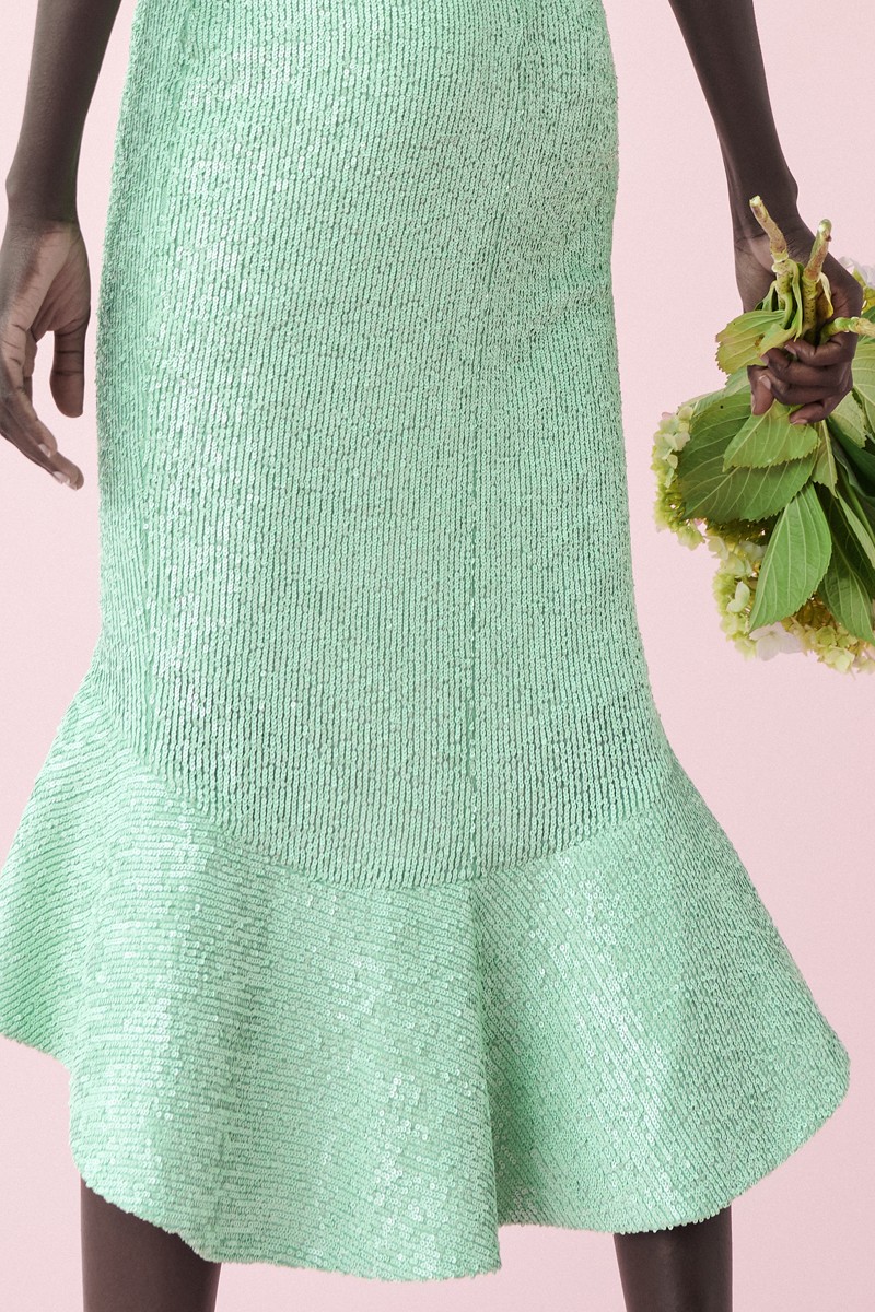 detalle vestido midi de fiesta de lentejuelas aguamarina con escote corazon y volante en bajo 