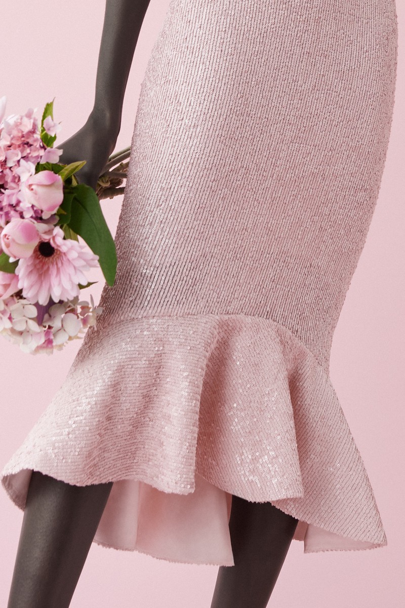 detalle vestido midi de fiesta de lentejuelas rosa con escote corazon y volante en bajo 