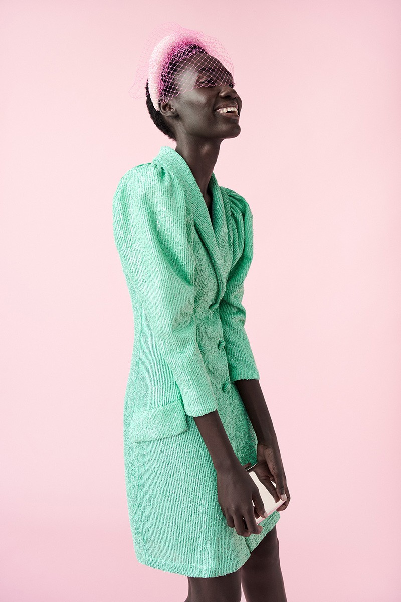 vestido corto de fiesta esmoquin de lentejuelas aguamarina de apparentia con manga abullonada para invitadas boda