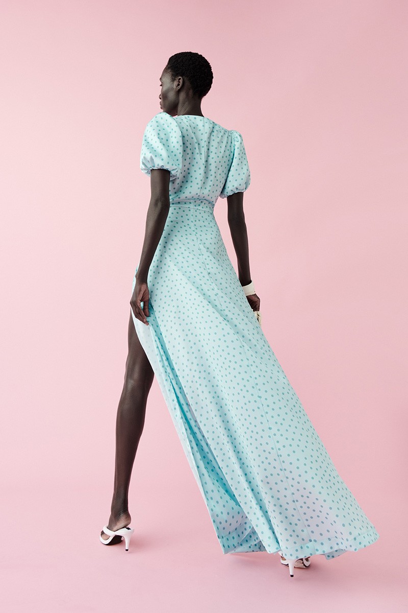 Vestido de fiesta  largo  drapeado de lunares aguamarina para invitadas boda verano