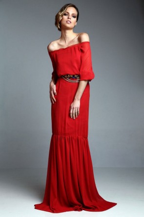 vestido largo con escote barco y falda plisada color rojo teja de apparentia collection