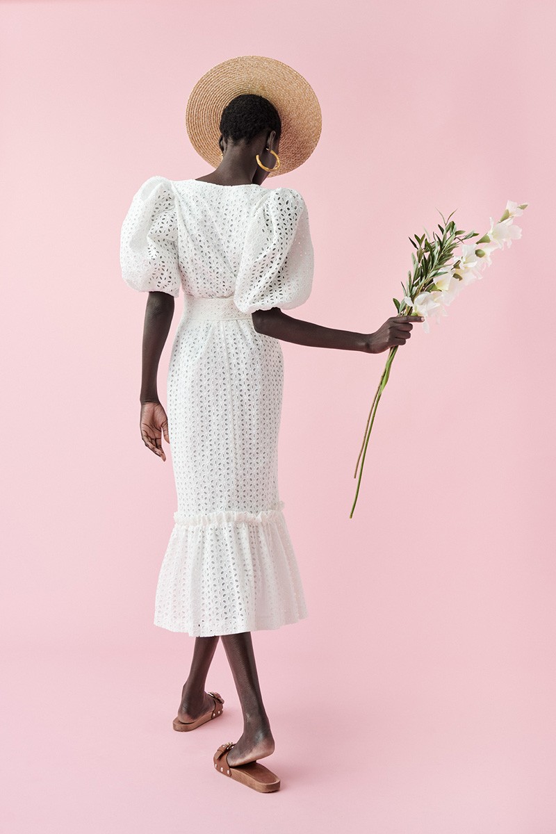 blusa abullonado y falda con volante troquelado blanco para este verano 2020