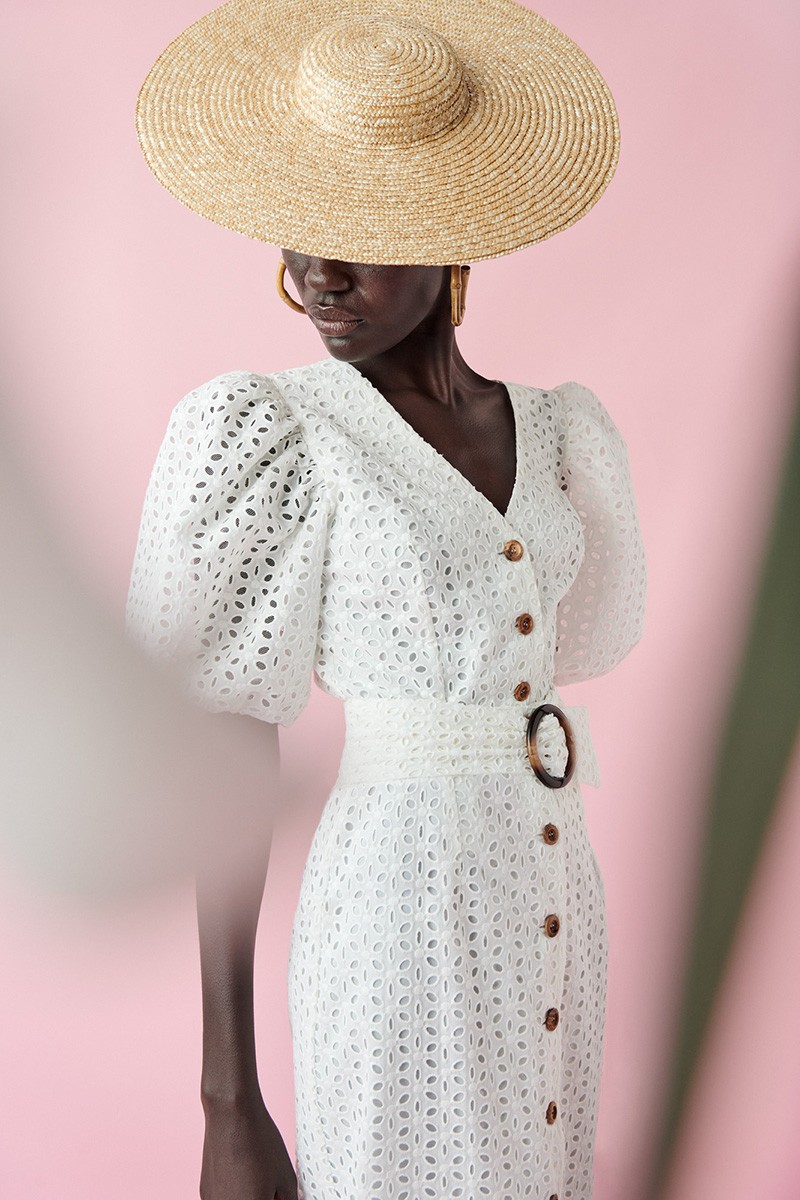 blusa abullonada y falda con volante troquelado blanco y cinturon con hebilla de madera