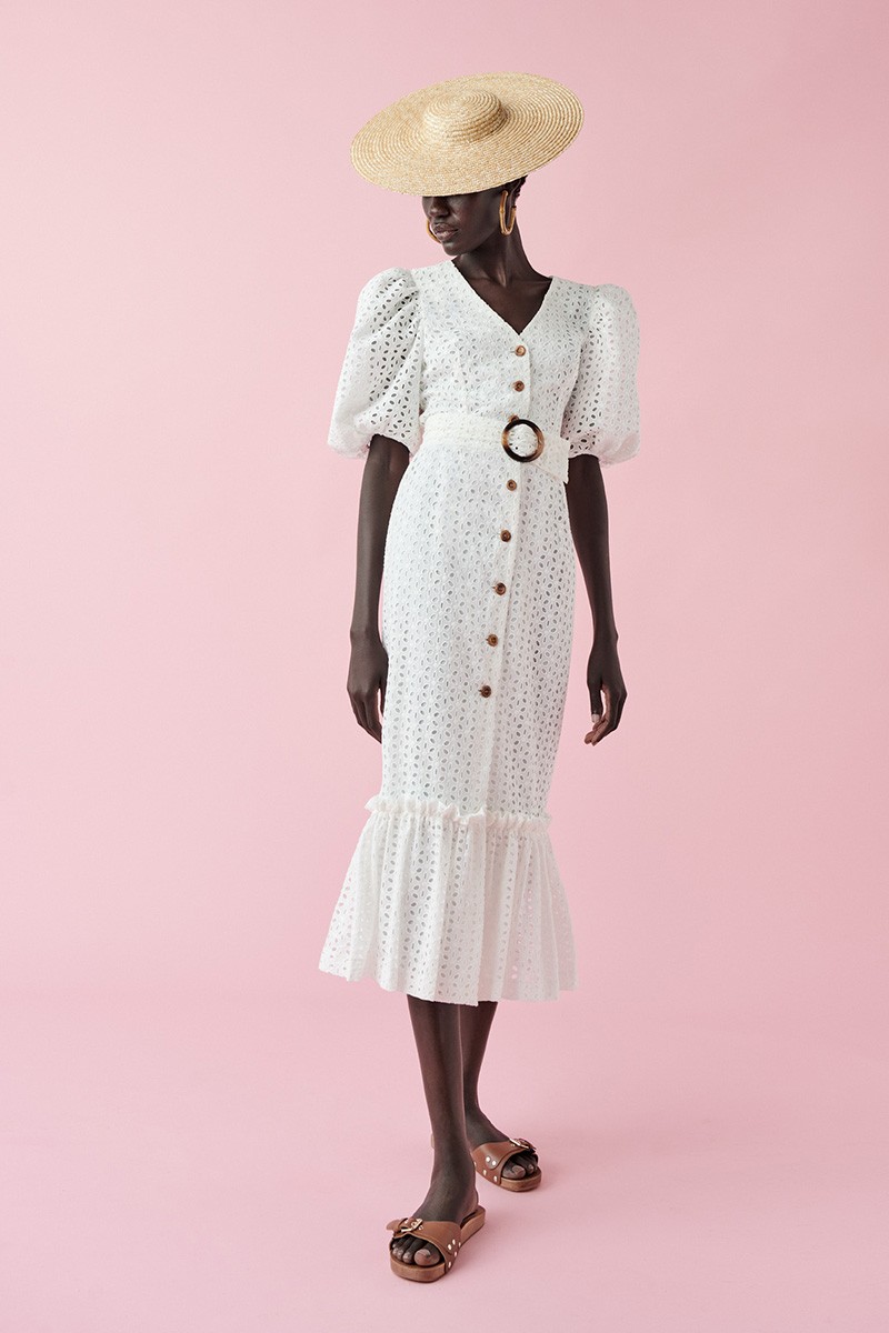 falda blanca boho troquelada abotonada con volante en el bajo y botones de madera para verano