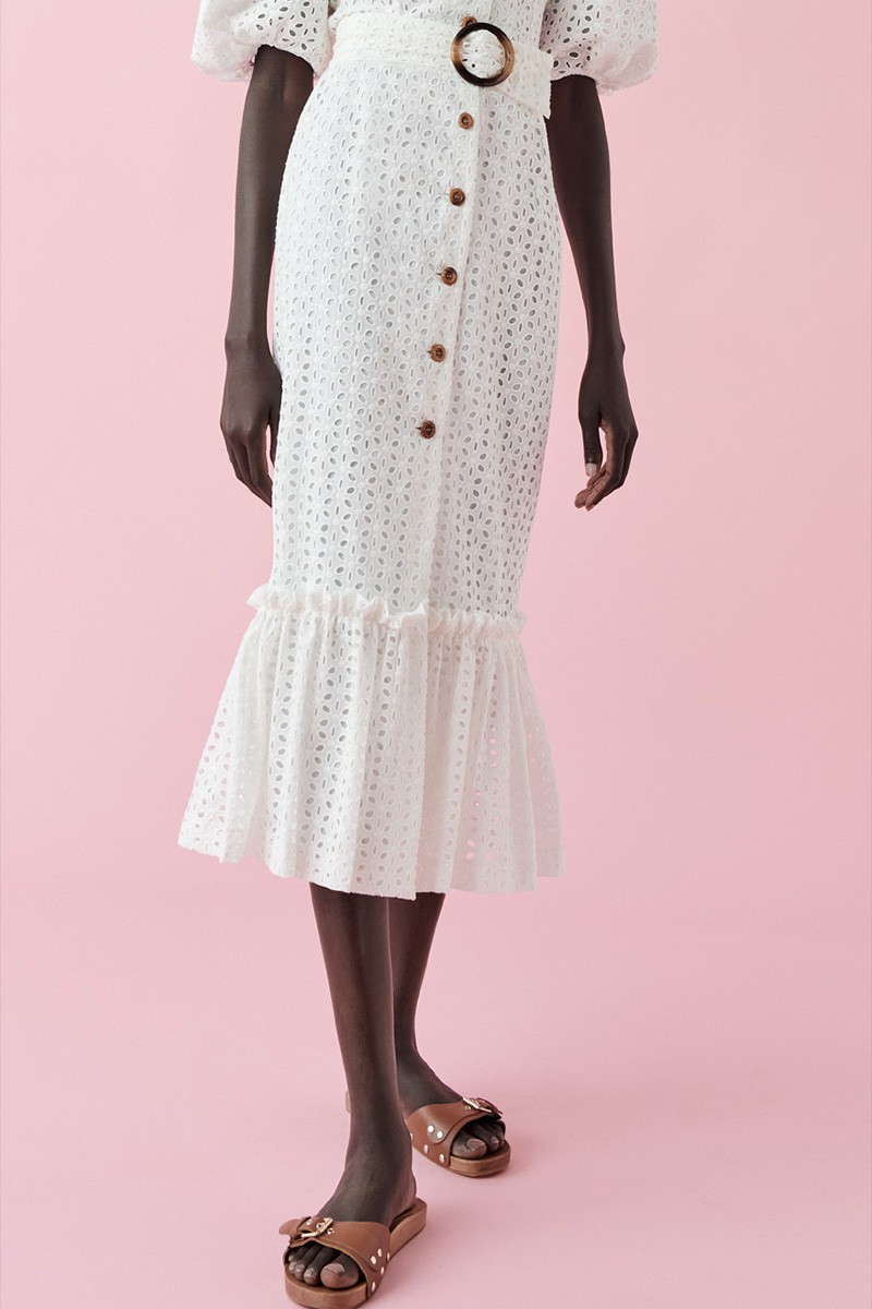 comprar online falda blanca troquelada abotonada con volante en el bajo para verano, comunion, boda boho