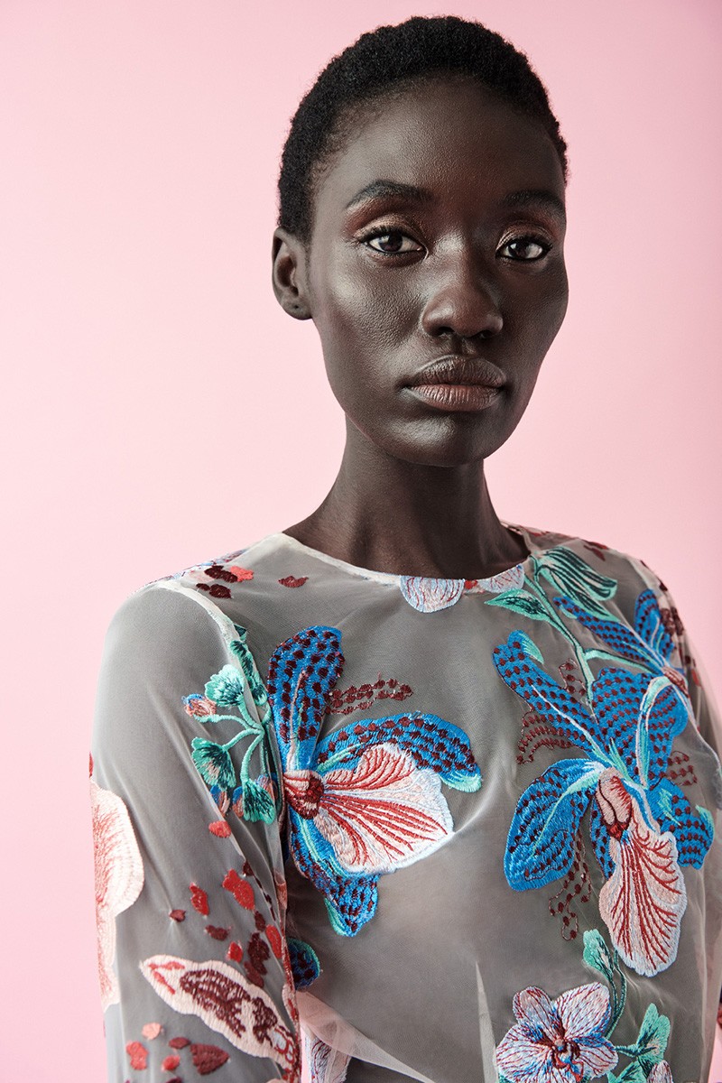 vestido largo bordado flores con transparencias y gran escote en la espalda para invitadas fiesta boda de noche de apparentia