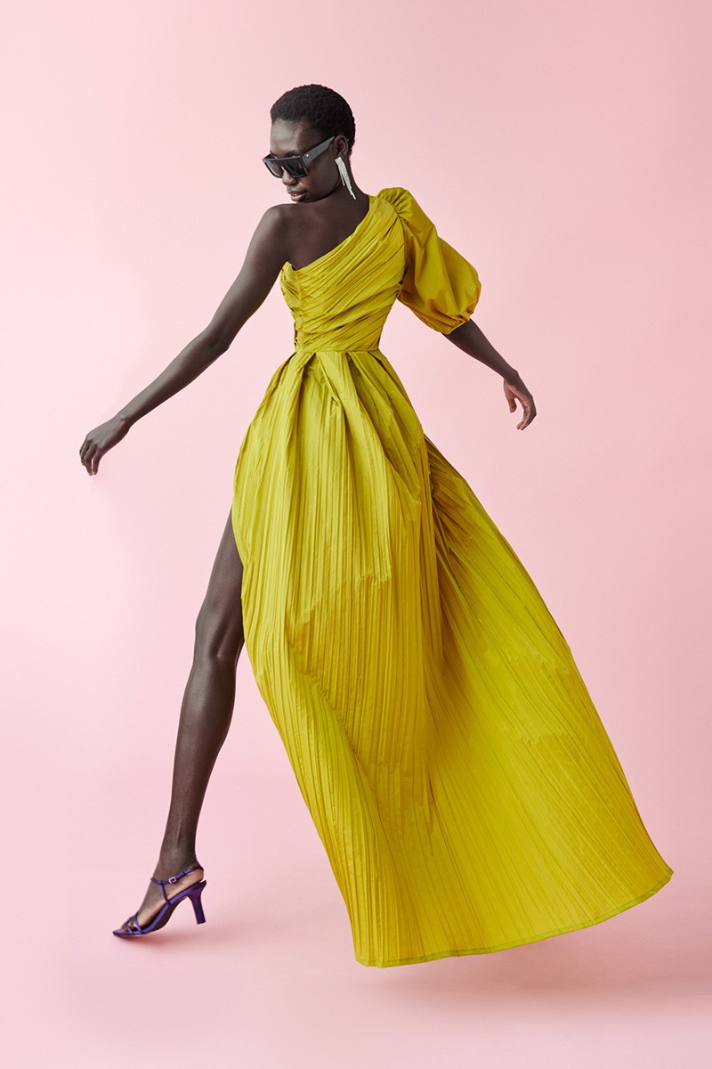 Vestido largo asimétrico drapeado tafeta lima con cuerpo drapeado y falda con abertura lateral para boda, fiesta, gala