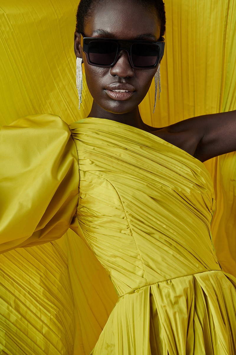 comprar online Vestido largo asimétrico drapeado tafeta lima con cuerpo drapeado y falda con abertura lateral para boda, fiesta, gala