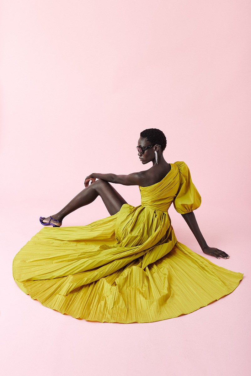 Vestido de boda largo asimétrico drapeado en  tafeta verde lima y falda con abertura lateral para  fiesta, gala