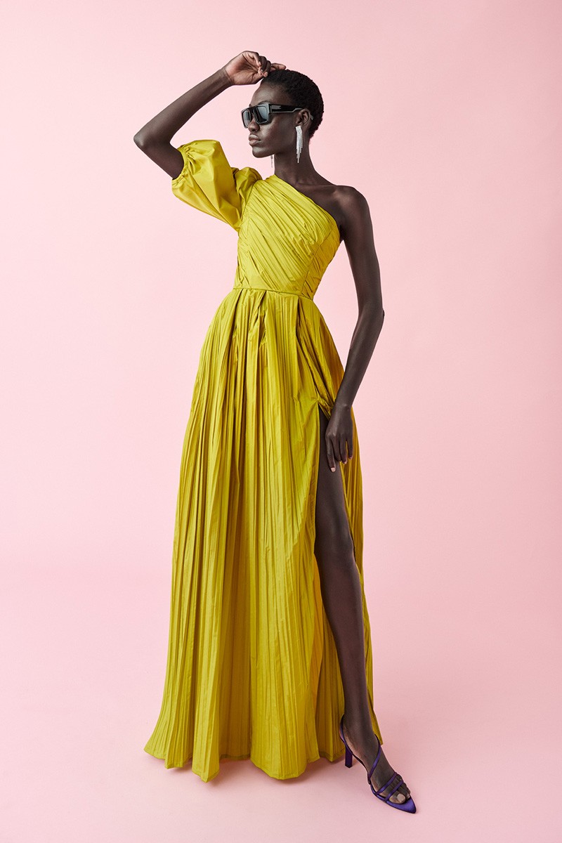 Vestido largo asimétrico drapeado tafeta lima con cuerpo drapeado y falda con abertura lateral para boda, fiesta, gala