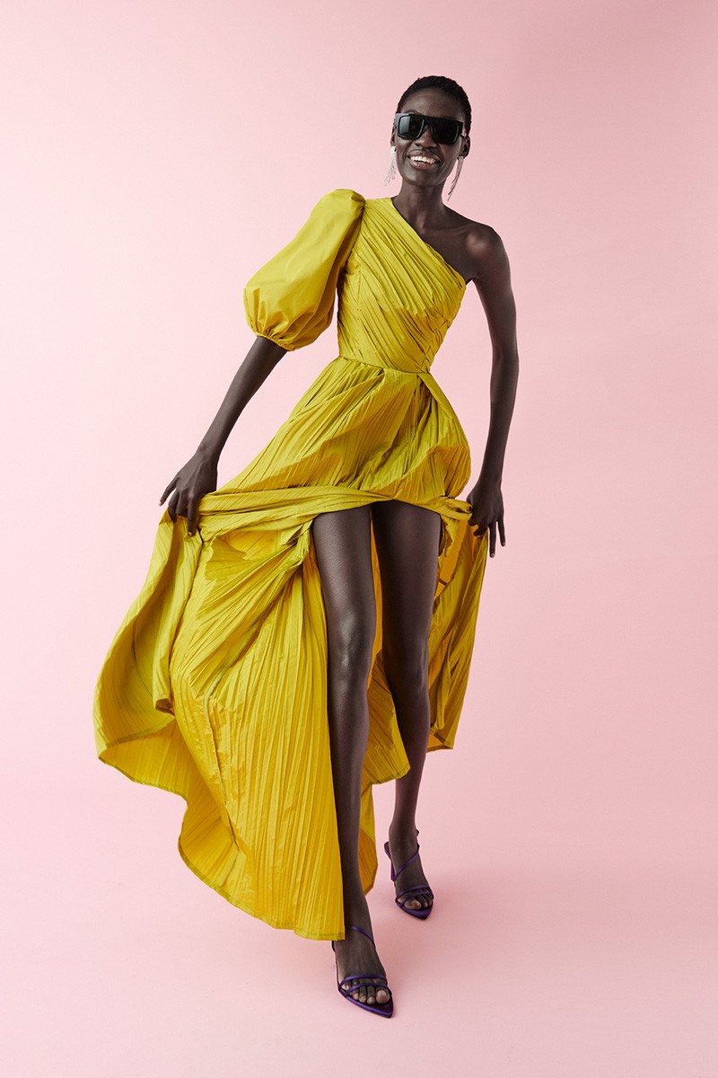 Vestido largo asimétrico drapeado tafeta pistacho con cuerpo drapeado y falda con abertura lateral para invitada boda, fiesta, gala