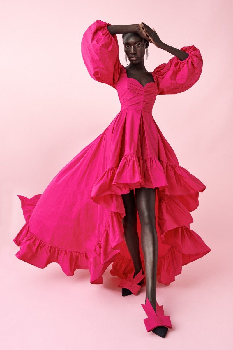 vestido de fiesta largo asimetrico con escote corazon de tafeta rosa fuerte  verano 2020