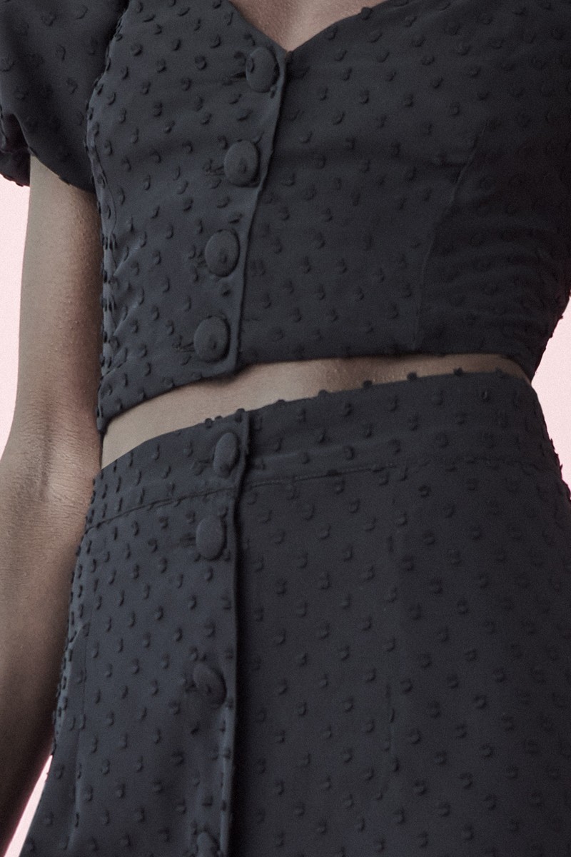 top corto con botones manga farol y falda con volante plumetti negro para el verano, evento, comunion