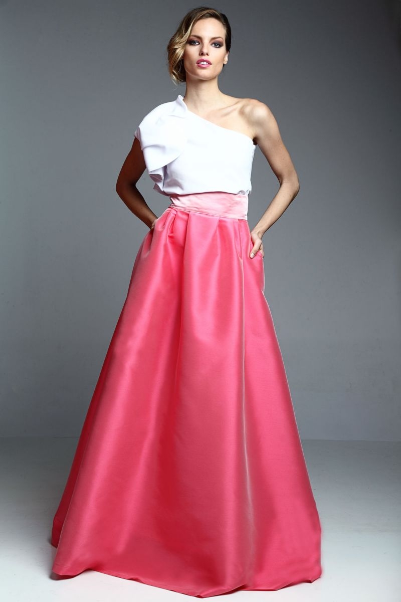 monitor Juntar Confuso Long satin pink and asymmetrical top skirt set with white ruffle