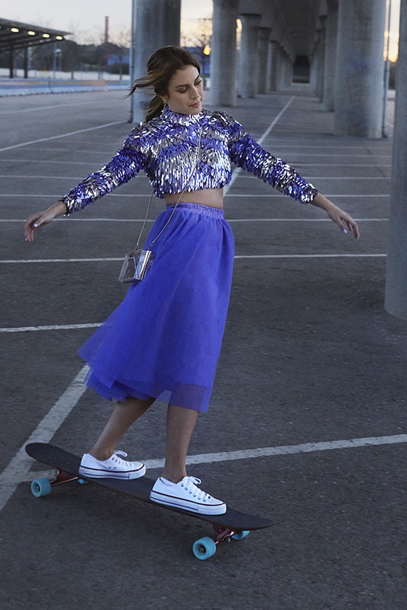 Blanca Suarez con falda de tul con vuelo en color lila  anuncio samsung galaxy