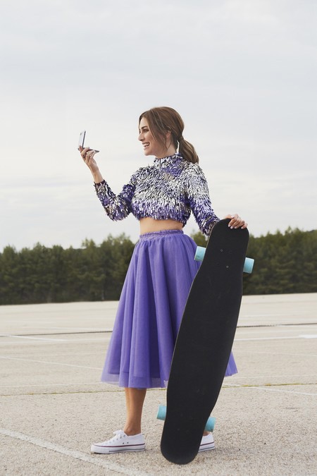 Blanca Suarez con falda de tul con vuelo en color lila