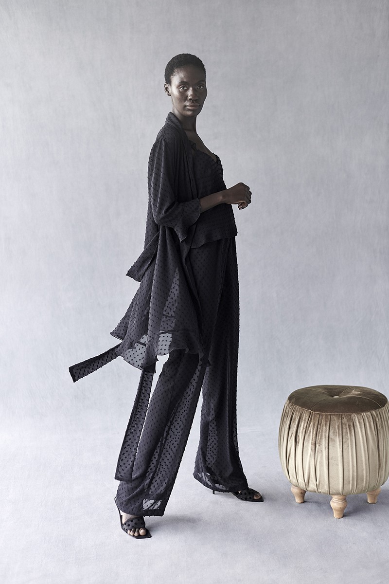 comprar online bata de plumetti en color negro personalizada con bordado en la espalda lenceria apparentia