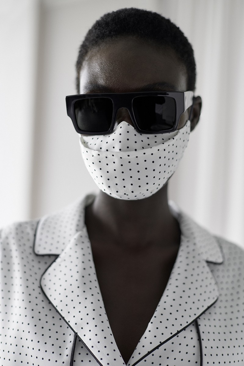 mascarilla homologada de 3dimensiones blanca con lunar negro con gomas ajustables para mujer y niña