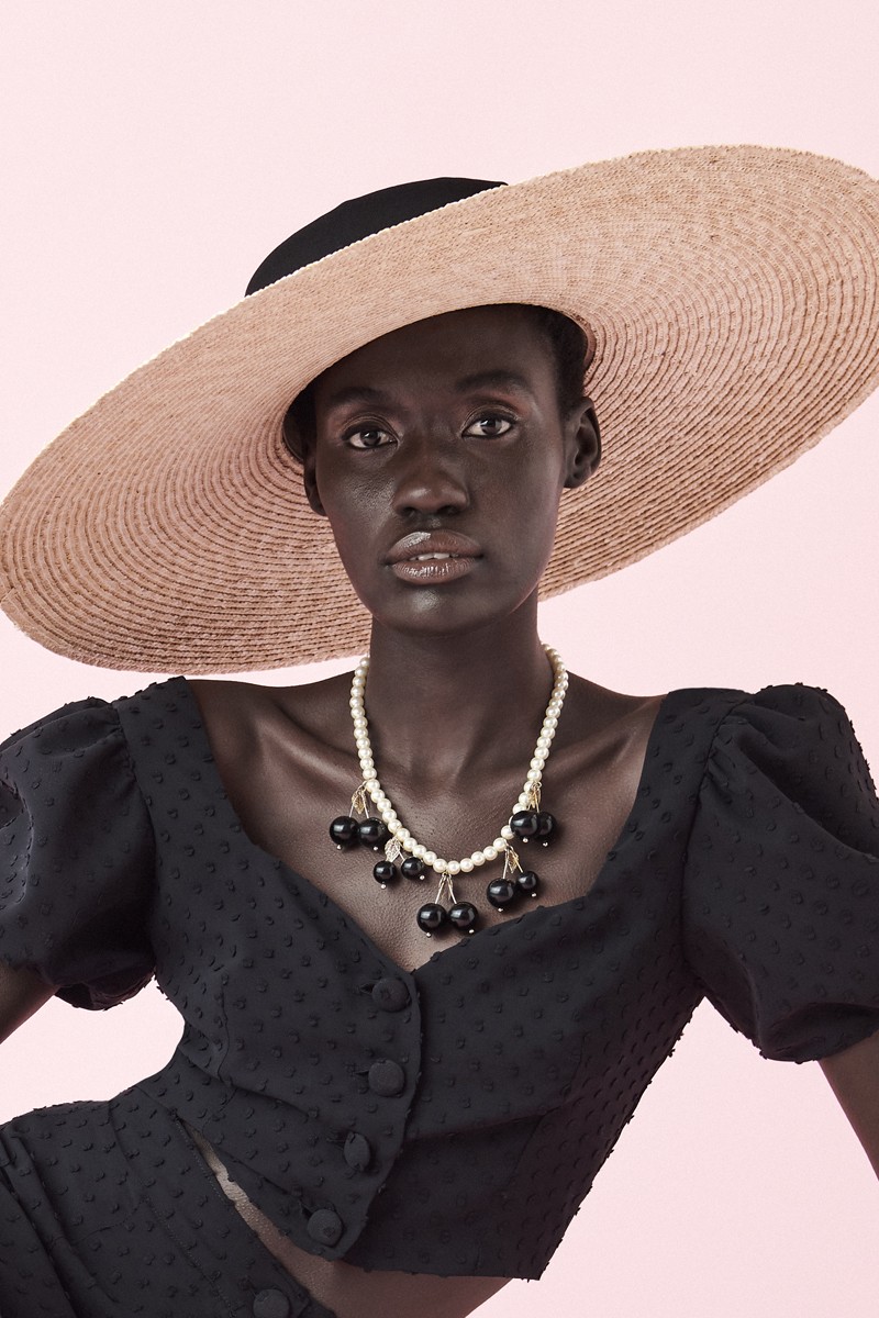 comprar tocado pamela de rafia natural con plumetti negro para invitadas a boda de dia o look de playa de apparentia