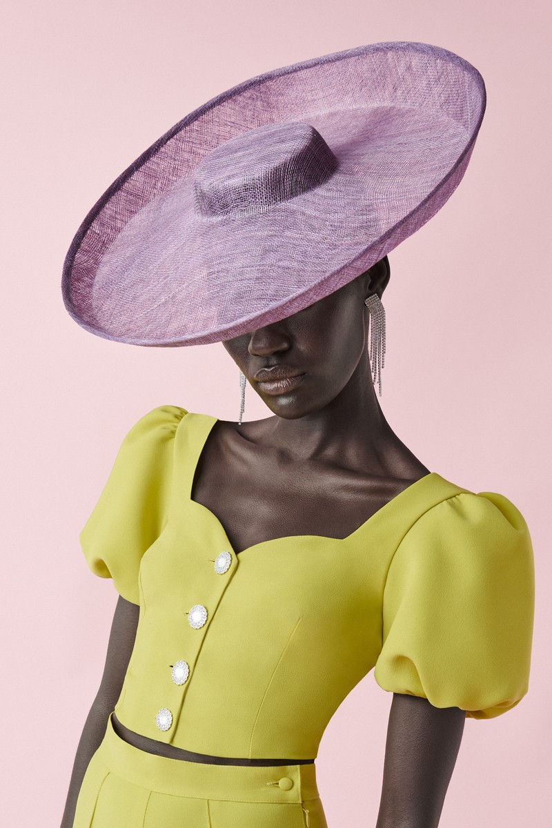 pamela de sinamay diseño asimetrico en tono lila para invitada a boda de dia o fiesta