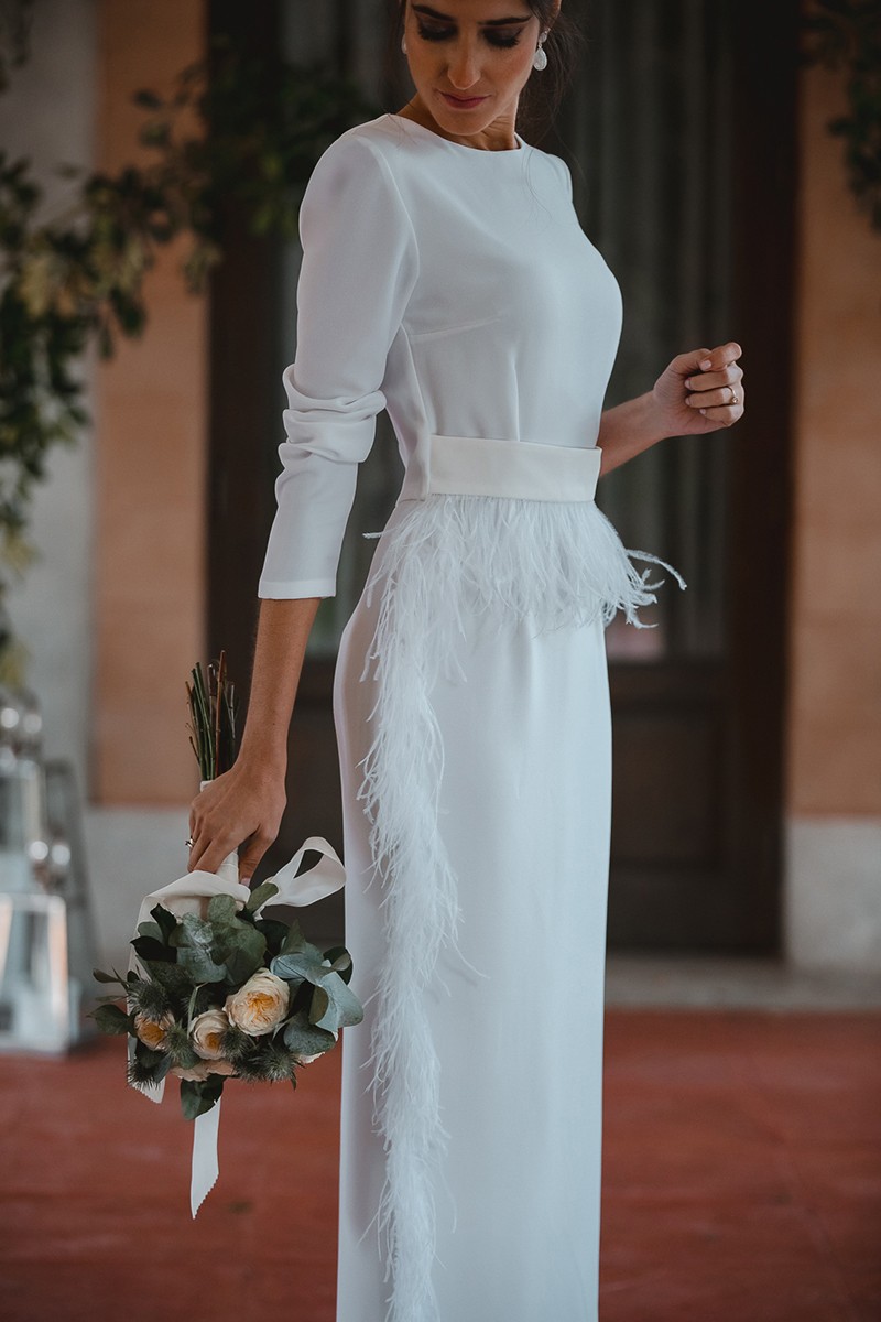 Vestido de novia sencillo de manga larga midi con pluma blanca  boda civil de apparentia comprar online