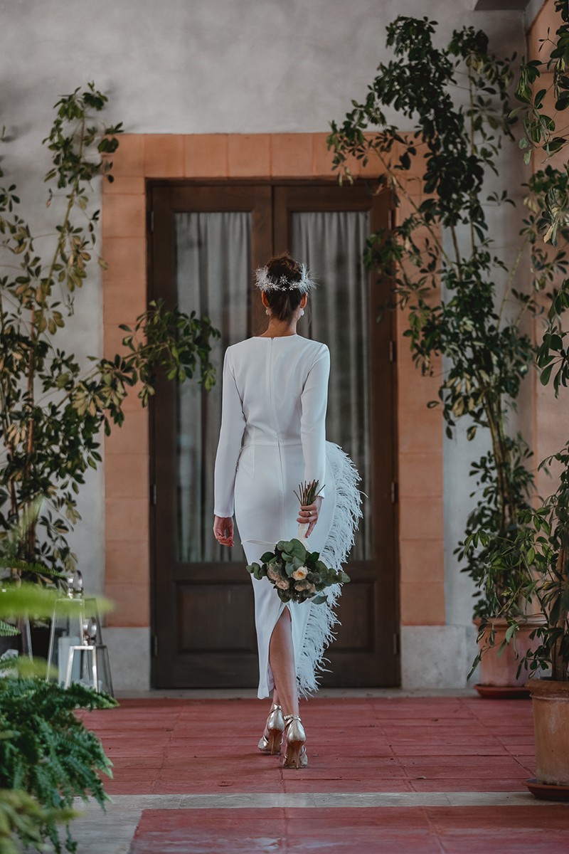 Vestido de novia sencillo de manga larga midi con pluma blanca  boda civil de apparentia comprar online